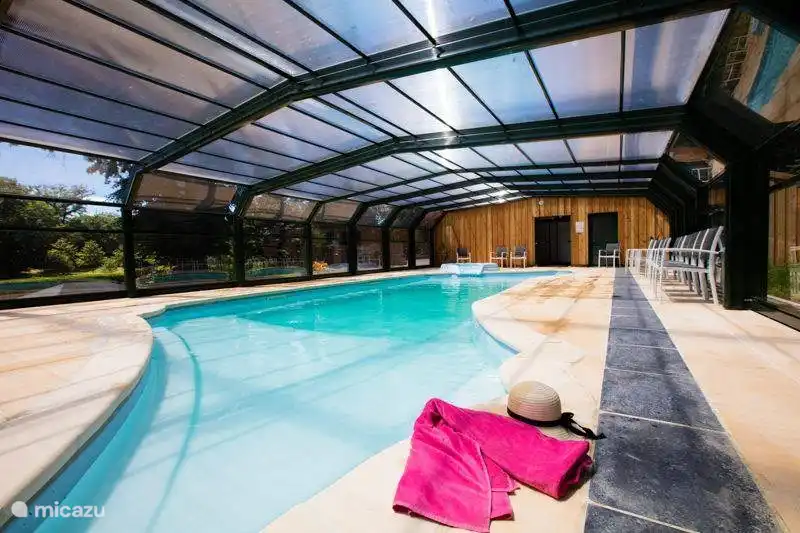 Piscina cubierta cubierta con jacuzzi, ideal para cuando no hace tanto calor afuera