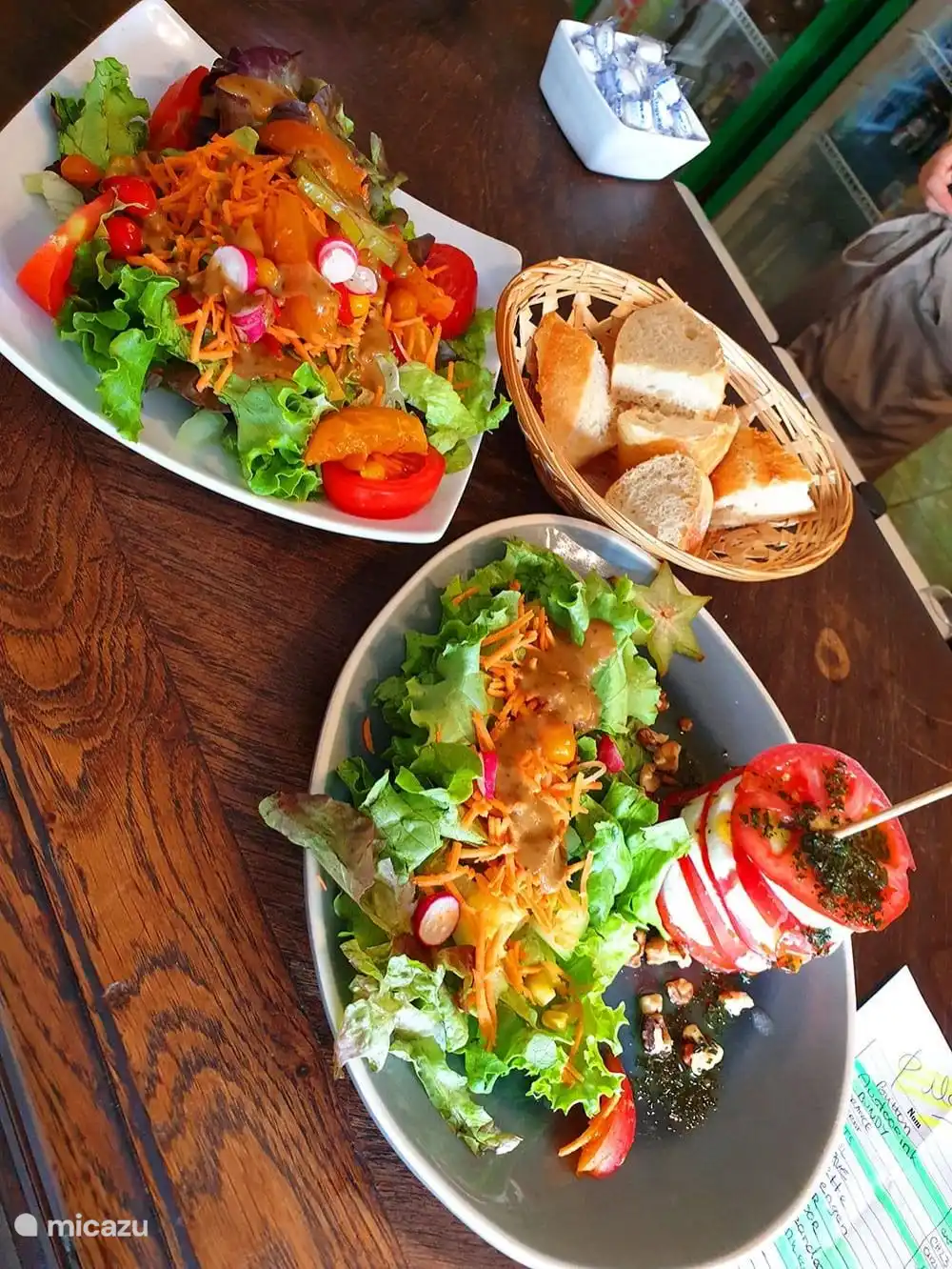 Gran restaurante con deliciosos platos locales