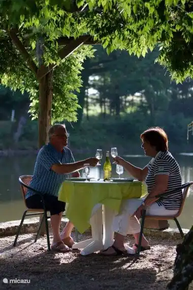 Brindis en la terraza del Castillo, con vistas al estanque de peces.