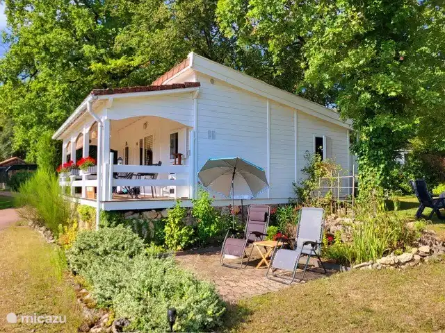 Chalet Château Le Verdoyer Belle Vue | France, Dordogne, Champs-Romain - chalet Grand jardin avec chaises longues à côté du chalet