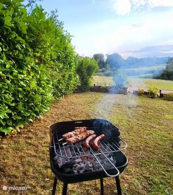 Zona de barbacoa a la sombra