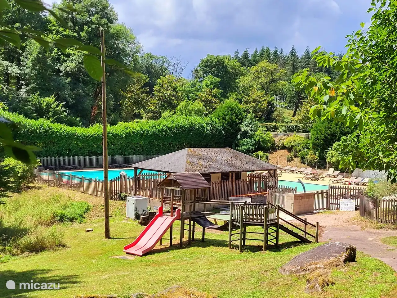 Hermosa piscina al aire libre con tobog&#225;n