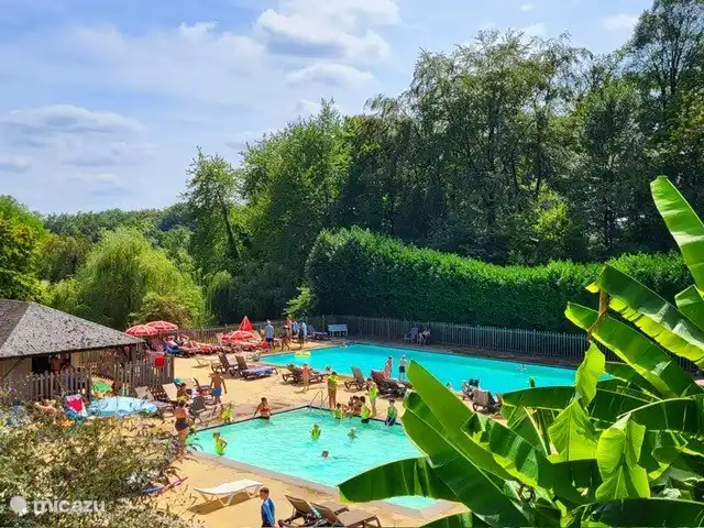 Piscina con muchas tumbonas