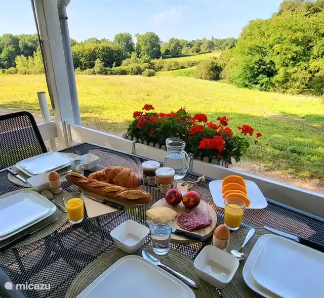 Desayuno en la terraza con una hermosa vista.