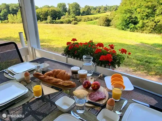 Chalet Château Le Verdoyer Belle Vue | France, Dordogne, Champs-Romain - chalet Petit déjeuner sur la véranda avec une belle vue