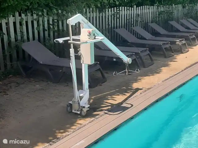 Chalet Château Le Verdoyer Belle Vue | France, Dordogne, Champs-Romain - chalet En cas de besoin, un palan mobile est disponible au camping.
