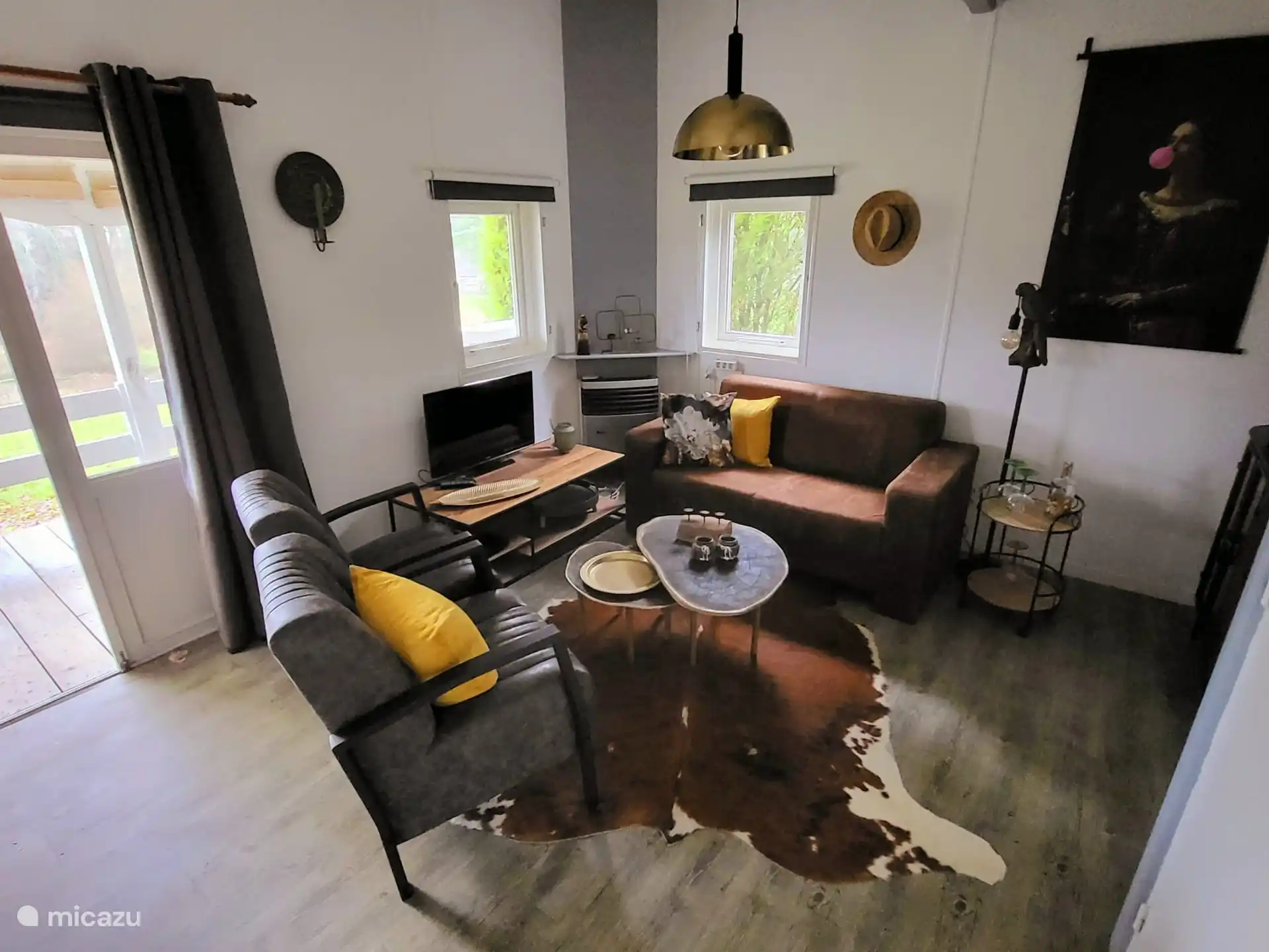 atractivo sal&#243;n con televisi&#243;n