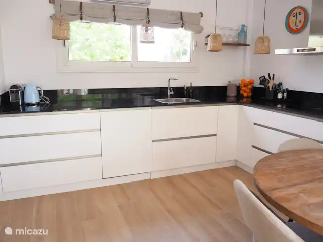 Casa Naru | Espagne, Costa Blanca, Albir - appartement La cuisine spacieuse avec grand plan de travail et tous les équipements.