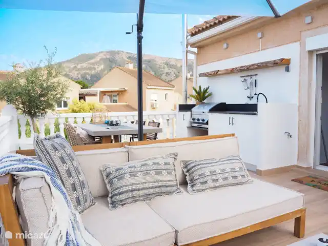 Casa Naru | Espagne, Costa Blanca, Albir - appartement La spacieuse terrasse sur le toit avec cuisine extérieure, joli salon et grande table de jardin
