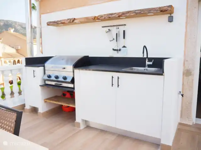 Casa Naru | Espagne, Costa Blanca, Albir - appartement La cuisine extérieure avec BBQ au gaz, réfrigérateur et évier d'eau froide.