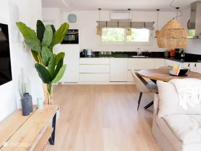 Casa Naru | Espagne, Costa Blanca, Albir - appartement Le séjour avec cuisine ouverte.