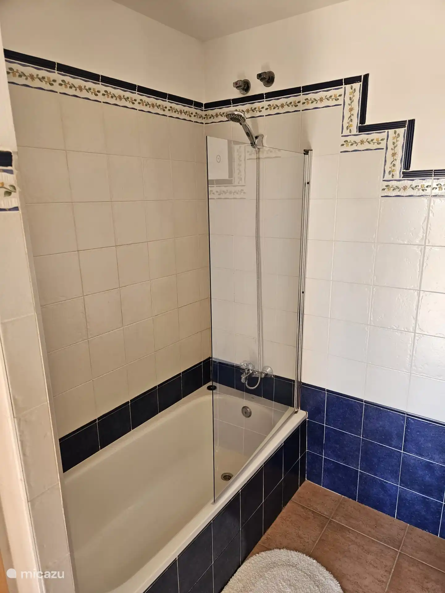 Ensuite Badezimmer im Hauptschlafzimmer mit Waschbecken, Bidet und WC