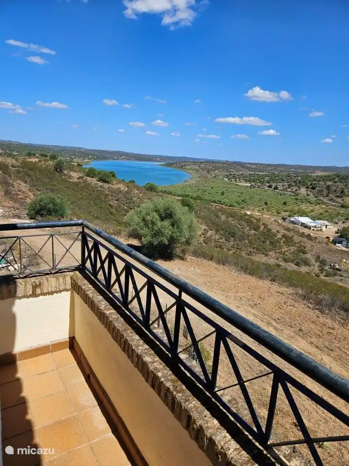 Blick auf die Rückseite des Flusses Guadiana. Auf der anderen Seite des Flusses kann man Portugal sehen.