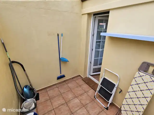 Location de Vacances Espagne, Andalousie, Ayamonte, maison de vacances - Casa Guadiana Buanderie avec machine à laver, table à repasser et fer à repasser