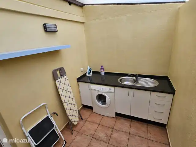 Location de Vacances Espagne, Andalousie, Ayamonte, maison de vacances - Casa Guadiana Buanderie avec machine à laver, table à repasser et fer à repasser