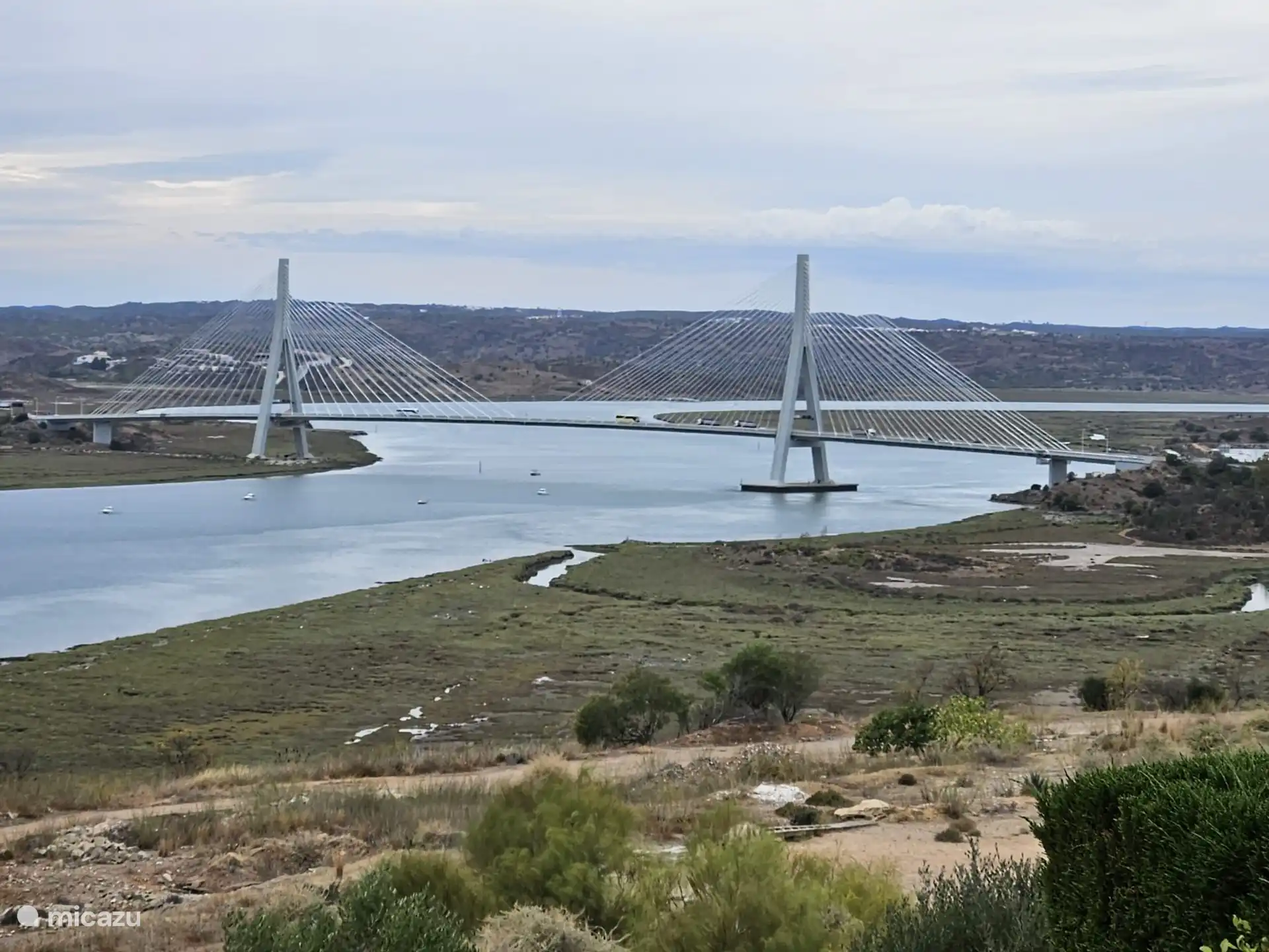 Brücke, die Spanien mit Portugal in ca. 5 km Entfernung verbindet