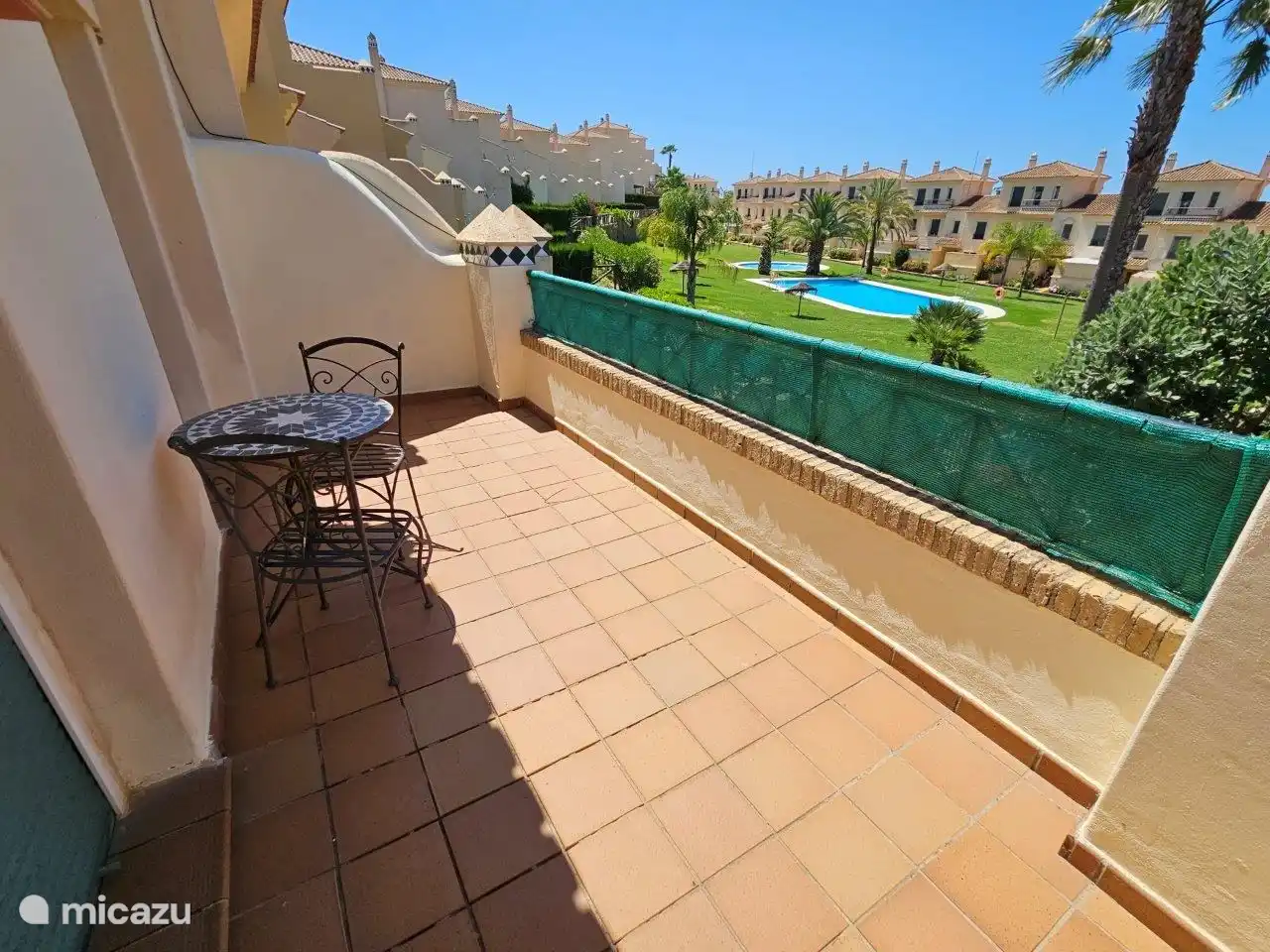 Blick von vorne auf den großen Garten mit 2 großen Swimmingpools