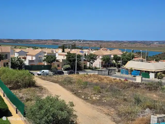 Location de Vacances Espagne, Andalousie, Ayamonte, maison de vacances - Casa Guadiana Vue de face avec le fleuve Guadiana en arrière-plan