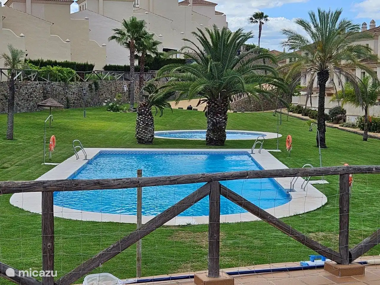 Schöner großer Pool