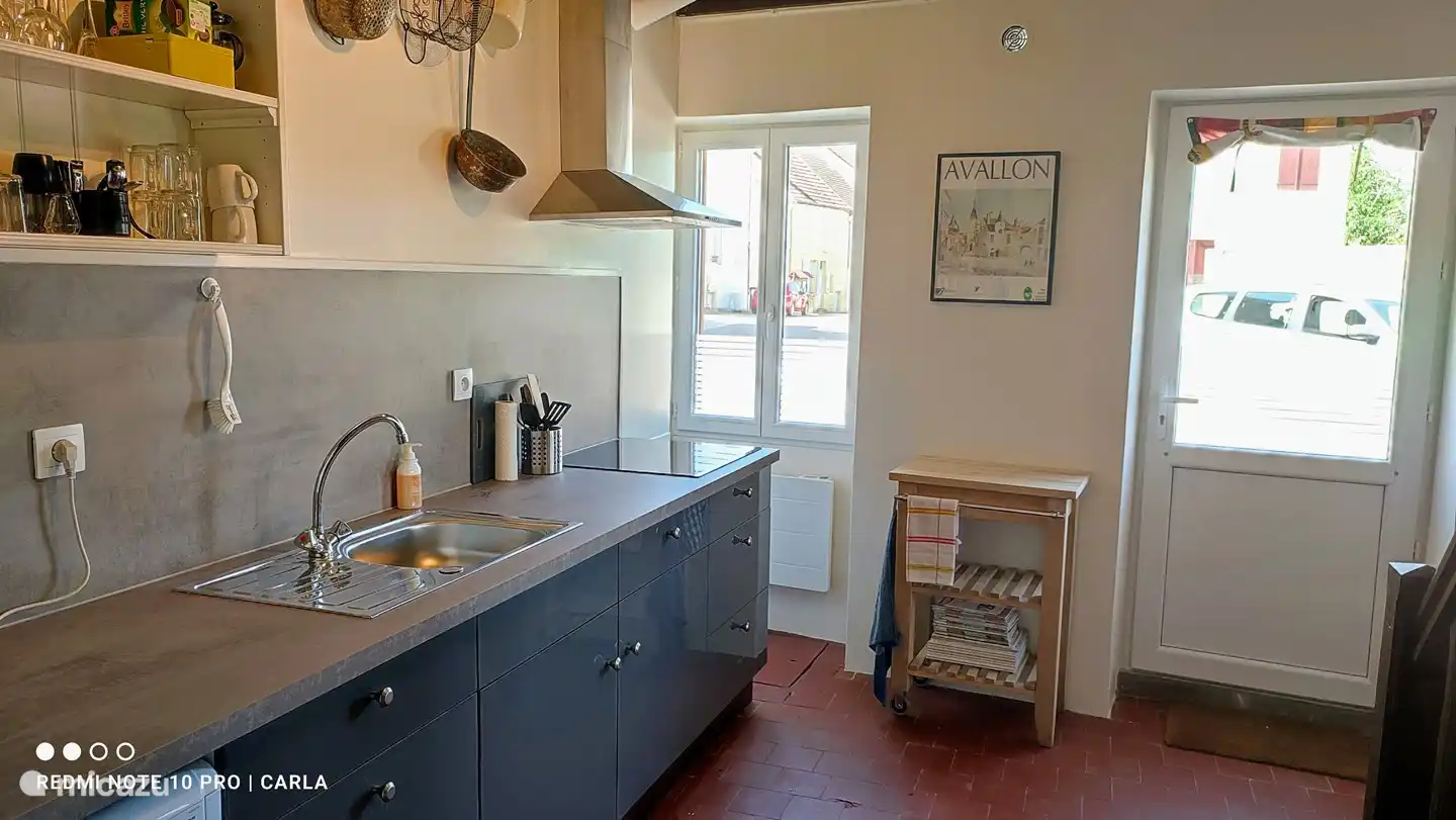 La cuisine est spacieuse et entièrement équipée.