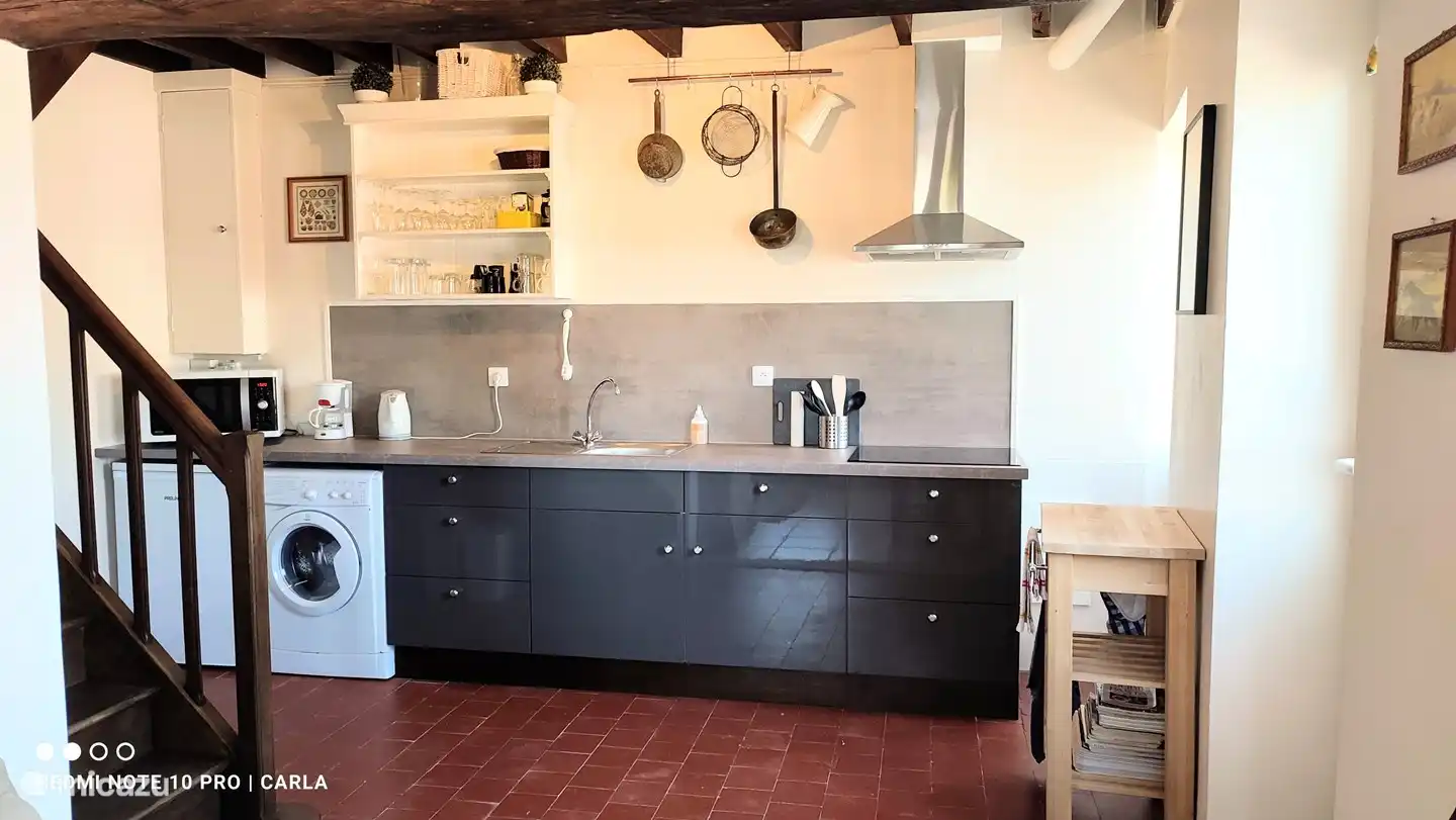 La cuisine, avec lave-linge/sèche-linge, réfrigérateur-congélateur, combiné four/micro-ondes.