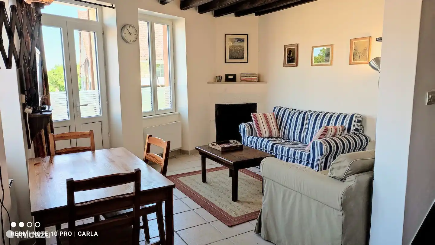 Le salon, avec 2 beaux canapés, TV et coin repas.