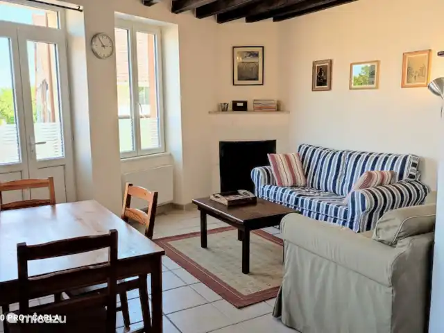 Location de Vacances France, Nièvre, Tannay, gîte / cottage - Gîte Le Délice Le salon, avec 2 beaux canapés, TV et coin repas.