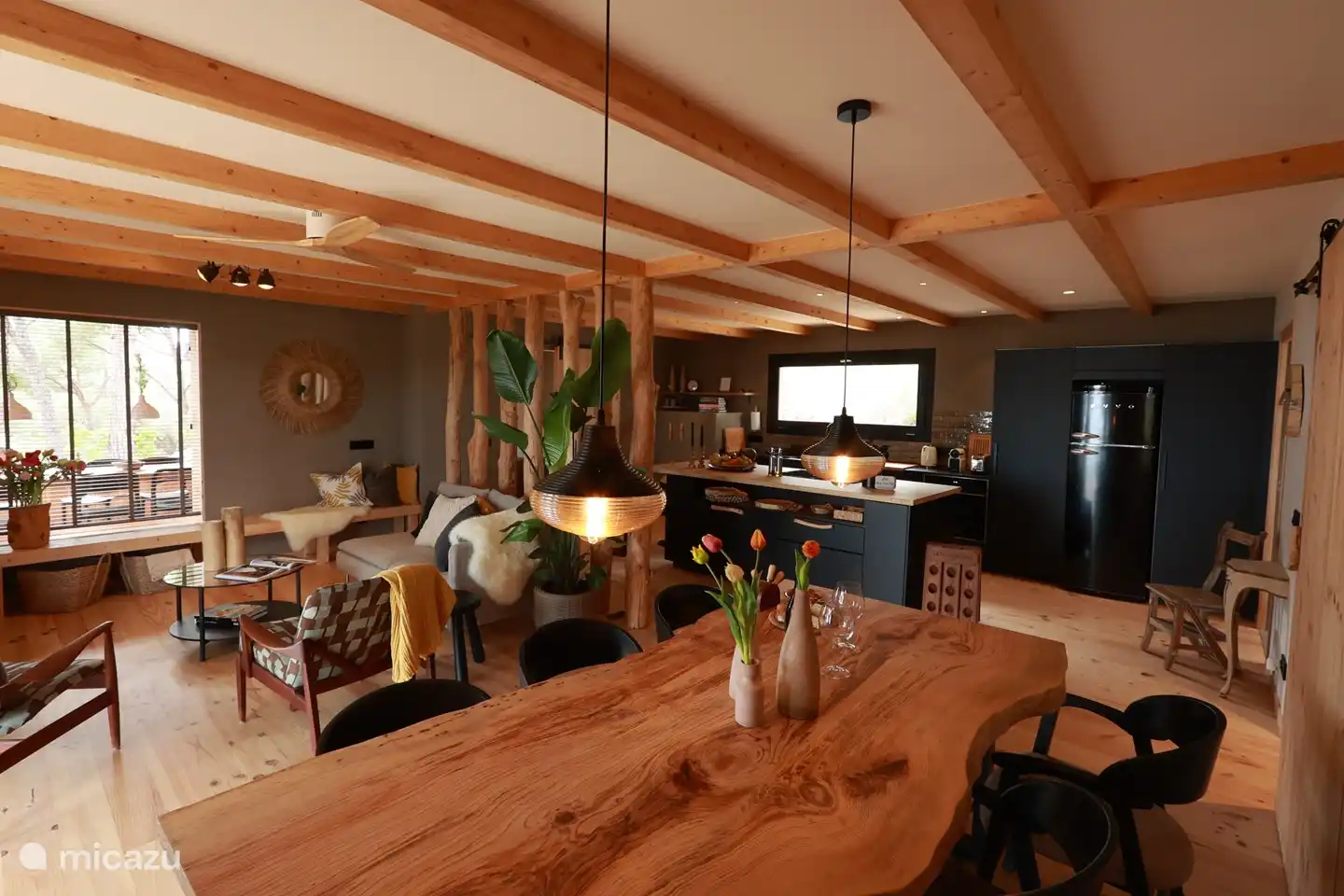 Wohnzimmer mit offener Küche.