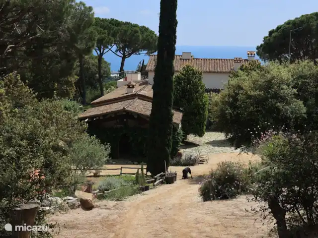 Houten villa op landgoed Barcelona  huren in Spanje, Barcelona, Sant Andreu de Llavaneres  - chalet Hoofdhuis ( lager gelegen op ongeveer 200 meter afstand).