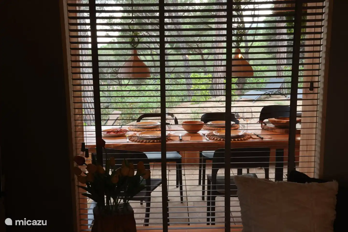 Vom Wohnzimmer aus Blick auf den Esstisch draußen