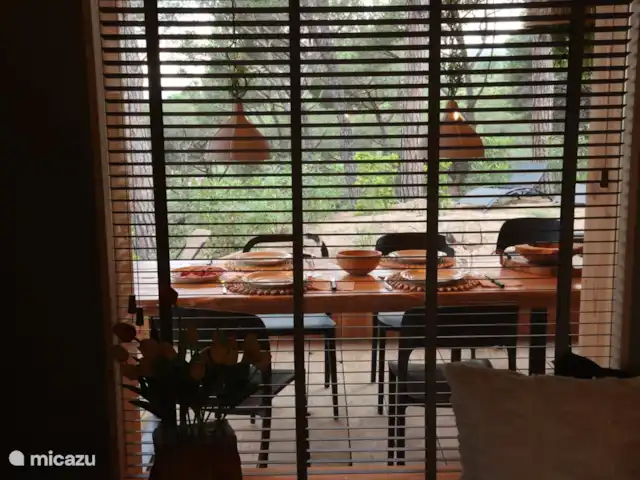 Houten villa op landgoed Barcelona  huren in Spanje, Barcelona, Sant Andreu de Llavaneres  - chalet Vanuit woonkamer zicht op eetafel buiten