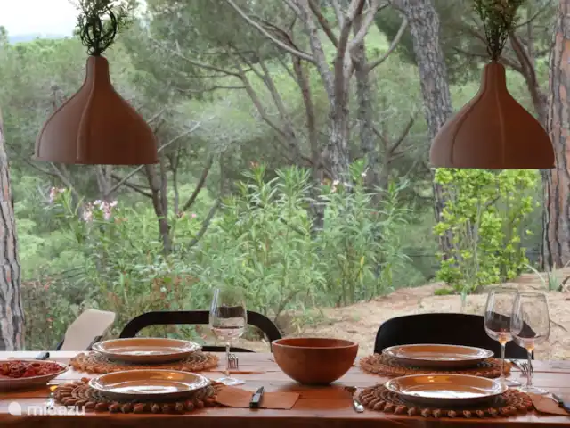 Houten villa op landgoed Barcelona  huren in Spanje, Barcelona, Sant Andreu de Llavaneres  - chalet Buiten eettafel op overdekt terras wat uitzicht heeft op de skyline van Barcelona (tenzij mistig uiteraard).