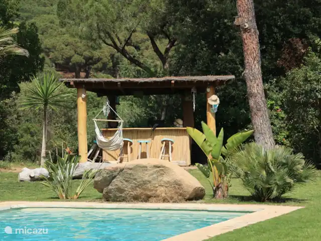 Houten villa op landgoed Barcelona  huren in Spanje, Barcelona, Sant Andreu de Llavaneres  - chalet Bar bij het zwembad