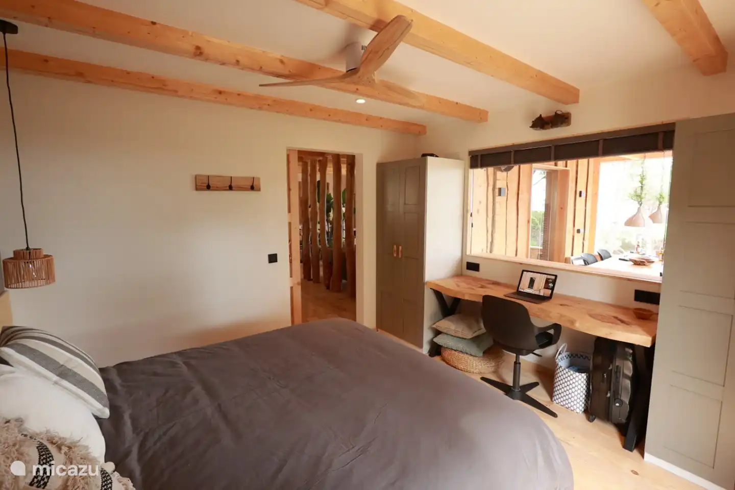 Schreibtisch mit Blick auf das Meer