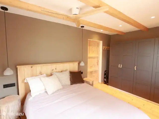 Houten villa op landgoed Barcelona  huren in Spanje, Barcelona, Sant Andreu de Llavaneres  - chalet Kastruimte Master bedroom