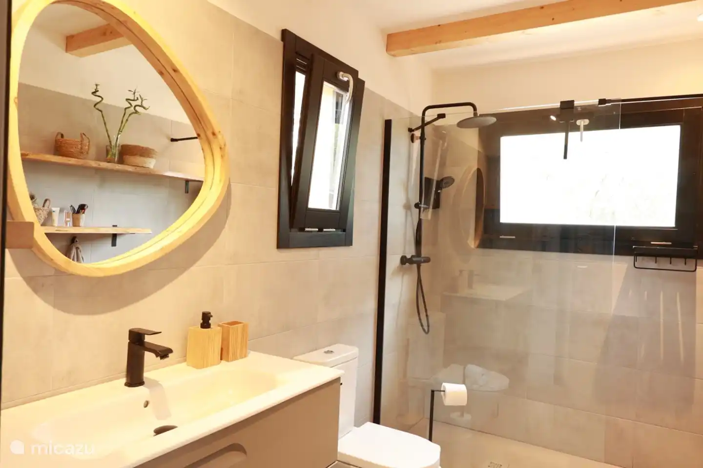 Geräumiges Badezimmer mit Toilette, Waschbecken und Dusche