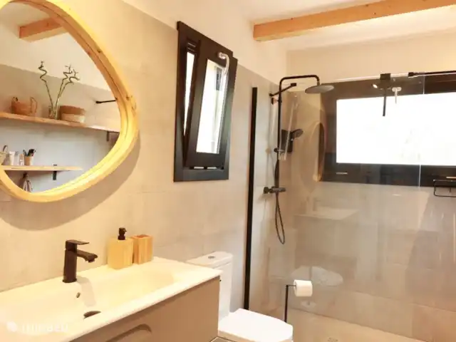 Houten villa op landgoed Barcelona  huren in Spanje, Barcelona, Sant Andreu de Llavaneres  - chalet Ruime badkamer met toilet, wastafel en douche