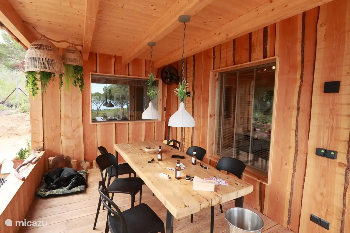 Genießen Sie es draußen, aber dennoch geschützt