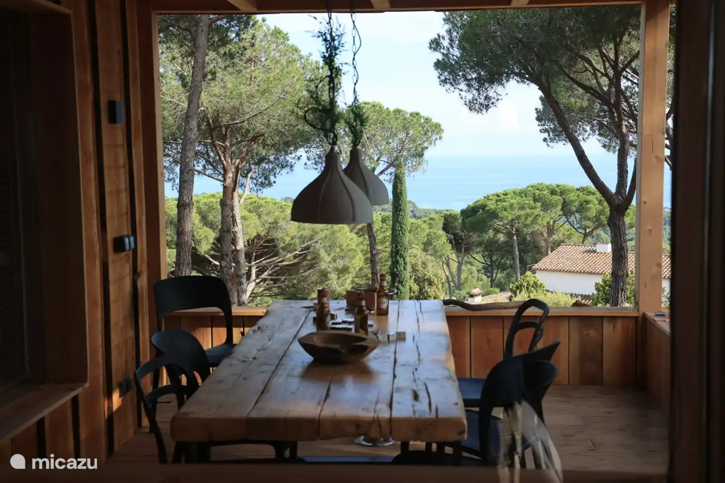 Blick vom Esstisch auf die Terrasse