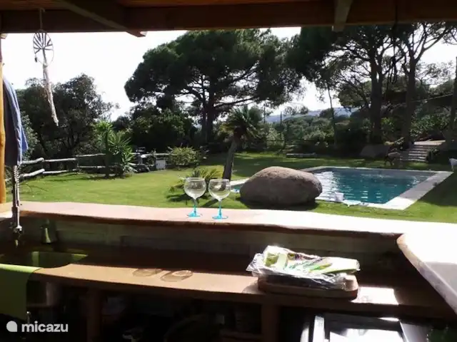 Houten villa op landgoed Barcelona  huren in Spanje, Barcelona, Sant Andreu de Llavaneres  - chalet het zwembad ligt op een lager gelegen stuk terrein en daardoor geen inkijk vanuit het hoofdhuis of andersom