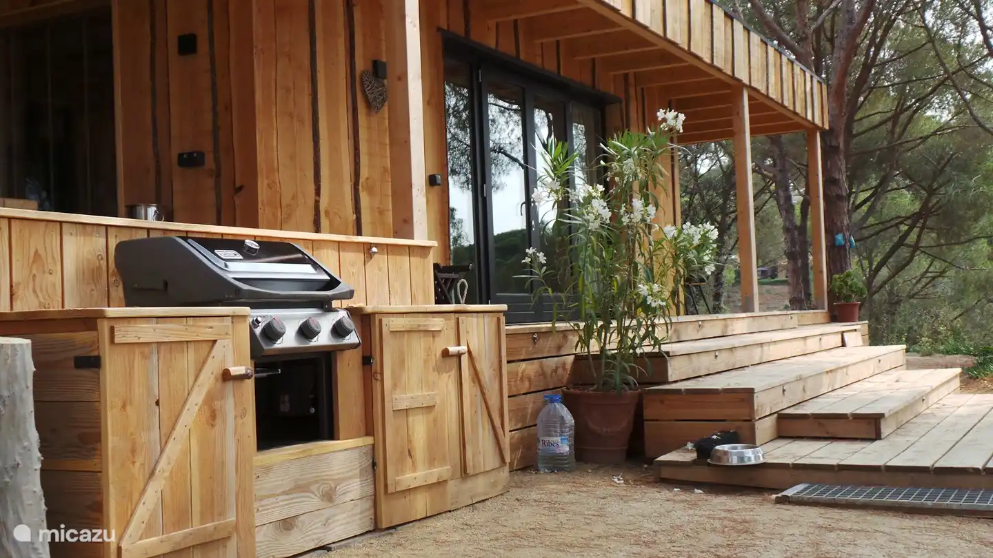 Gasgrill Weber (ist sicher im Wald) mit allen notwendigen Werkzeugen.