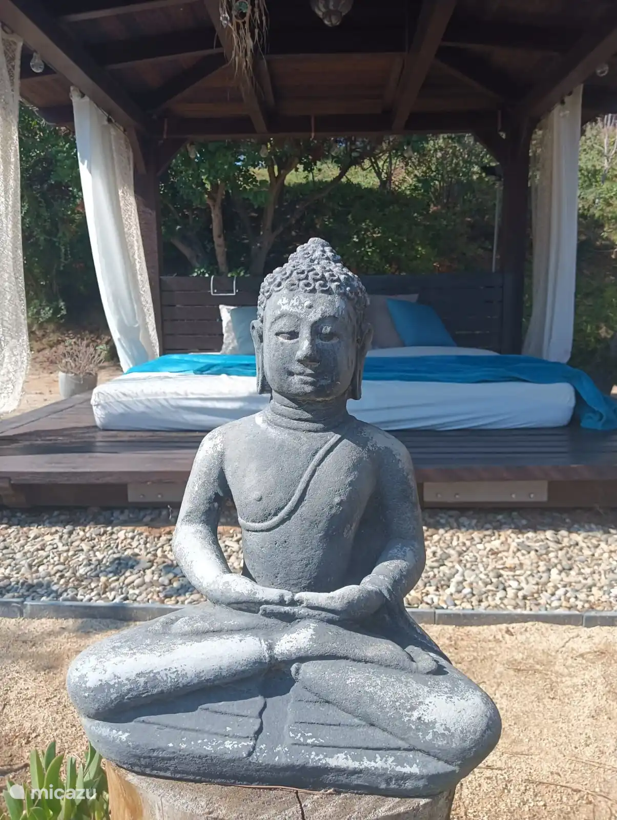 Bali Bett mit Buddha mit Blick auf das Meer
