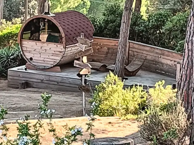 Houten villa op landgoed Barcelona  huren in Spanje, Barcelona, Sant Andreu de Llavaneres  - chalet Hout gestookte sauna met deck en ligstoelen