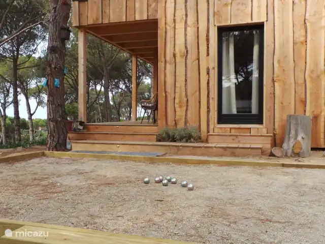 Houten villa op landgoed Barcelona  huren in Spanje, Barcelona, Sant Andreu de Llavaneres  - chalet Jeux-de-Boules naast het huisje - er is nog een naast het zwembad.