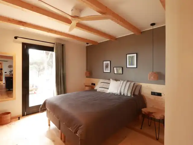 Houten villa op landgoed Barcelona  huren in Spanje, Barcelona, Sant Andreu de Llavaneres  - chalet Slaapkamer met deur naar buiten of stukje open klappen om wakker te worden met vogel geluiden.