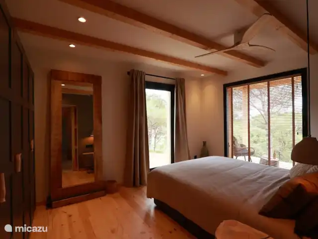 Houten villa op landgoed Barcelona  huren in Spanje, Barcelona, Sant Andreu de Llavaneres  - chalet Master bedroom - dit is een vast tweepersoonsbed.