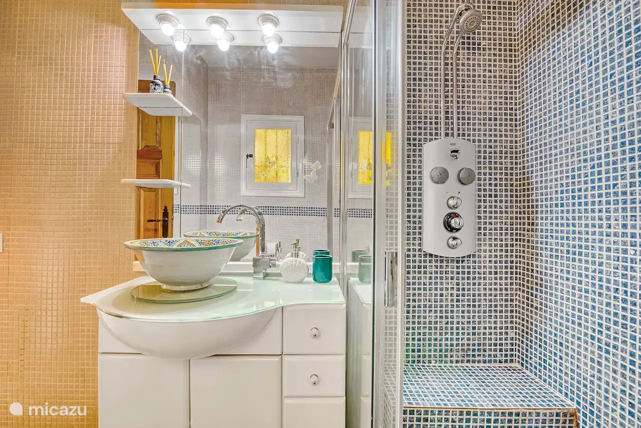 Douche met WC en wasbak