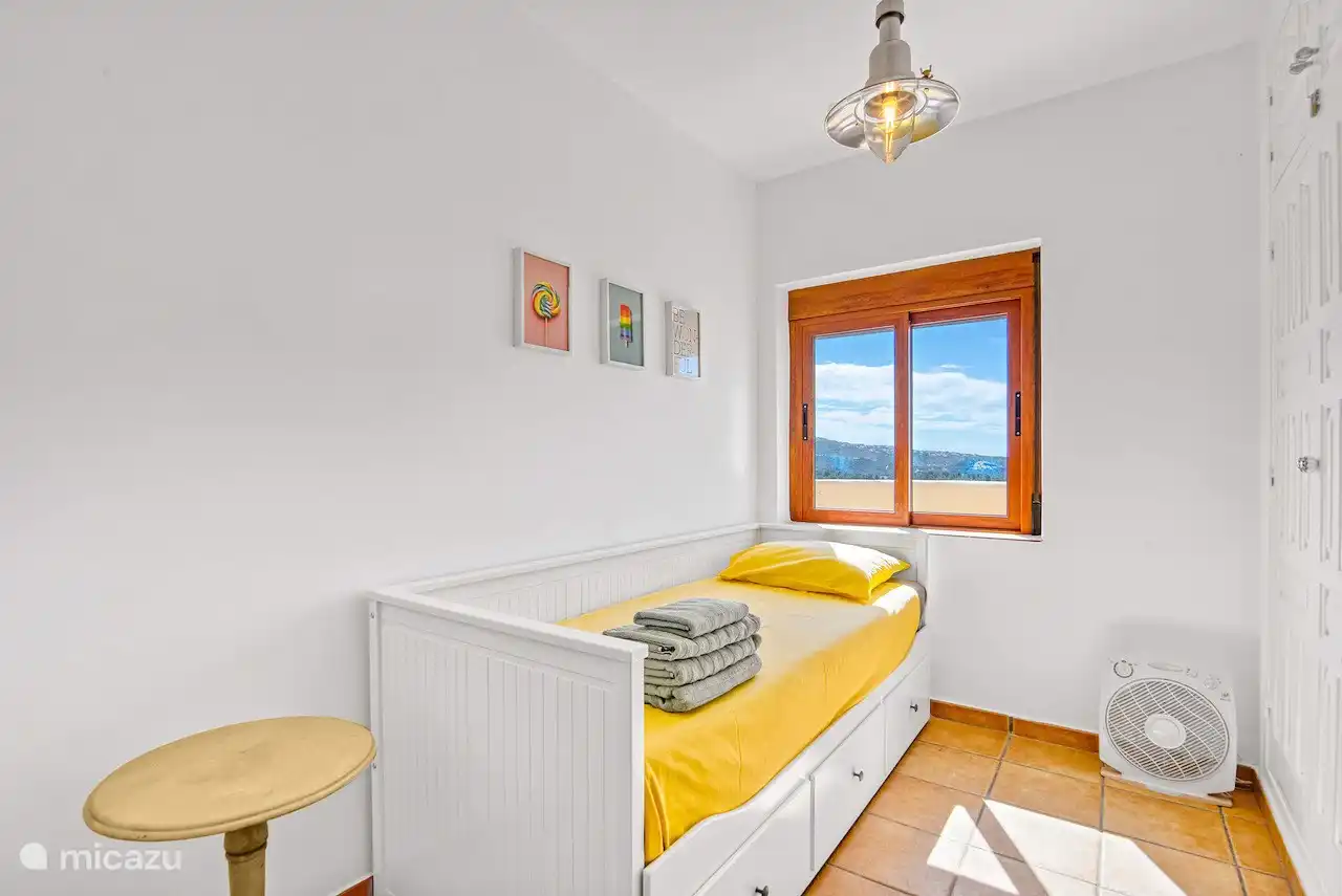 Slaapkamer voor 1 of 2 personen. Het bed kan uitgeschoven worden afhankelijk van de wenselijkheid en het aantal personen.