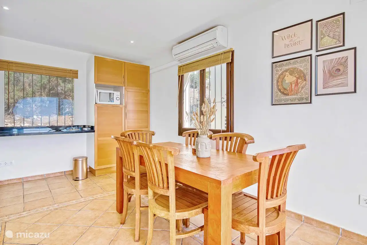 Ingebouwde servicekast met grote combi ijskast en vriezer.