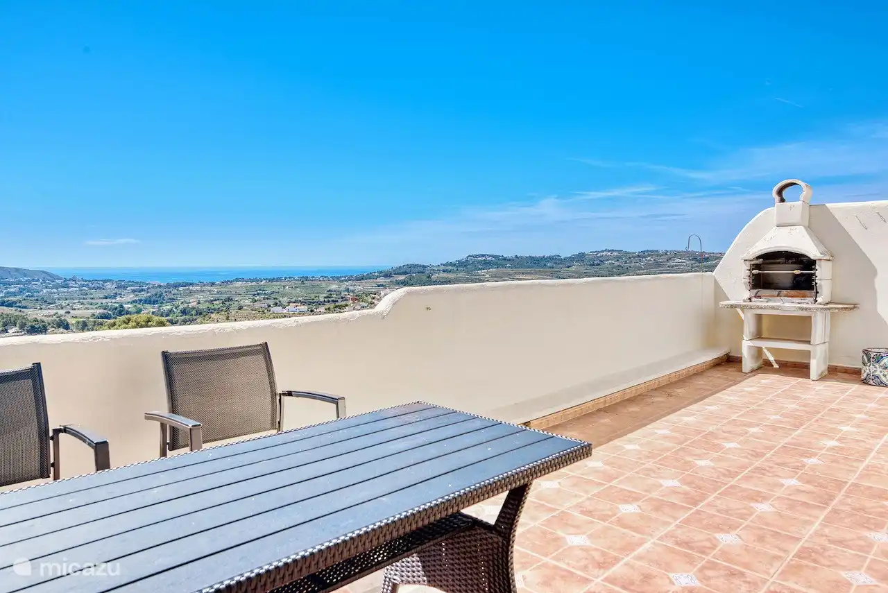 Ruime Balkom met BBQ en prachtige uitzichten